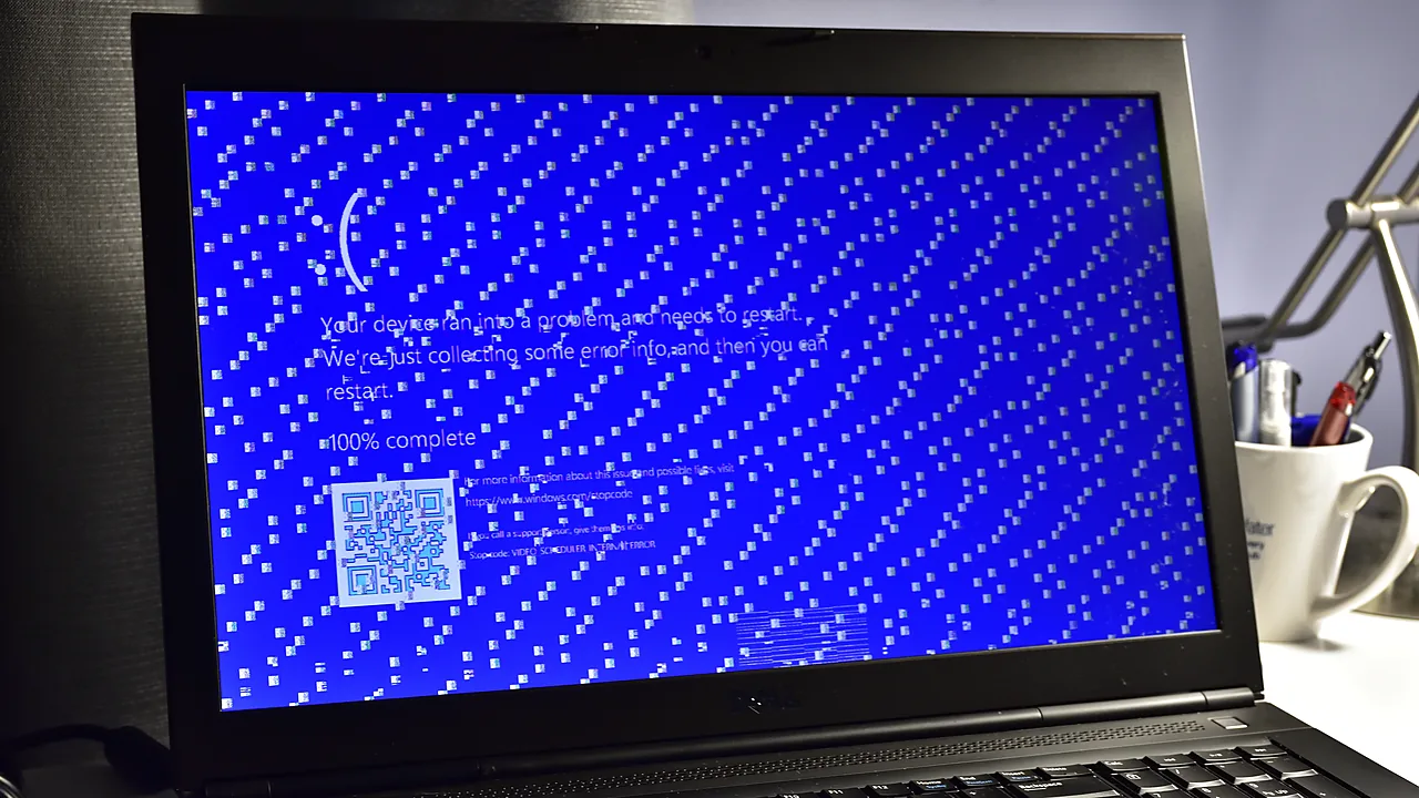 A Dell laptop displaying a Windows blue screen of death (BSOD) error that says the device ran into a problem